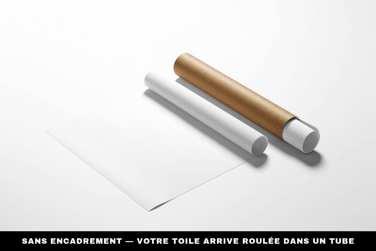 Une toile roulée posée à plat à côté de son tube d'expédition en carton : l'état dans lequel arrive une toile achetée sans encadrement